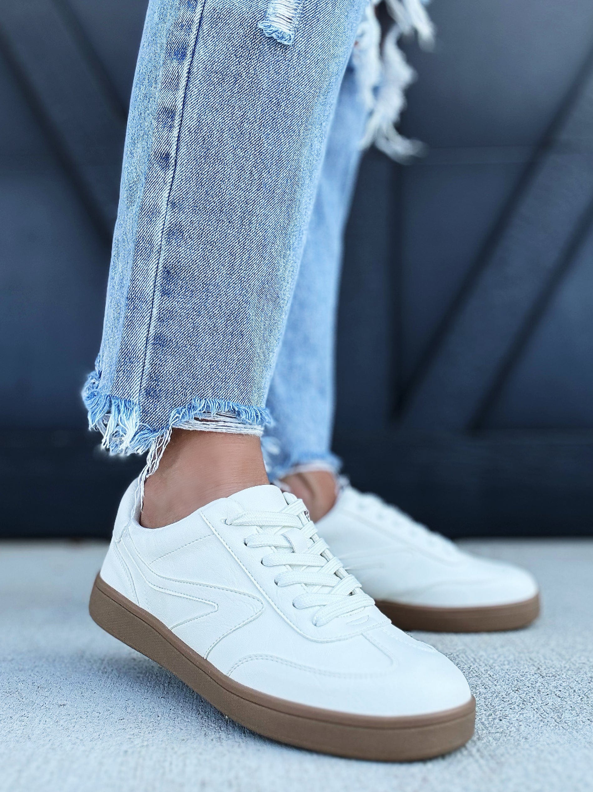 Dolce Vita Voyage Sneakers In White Smooth - Infinity Raine