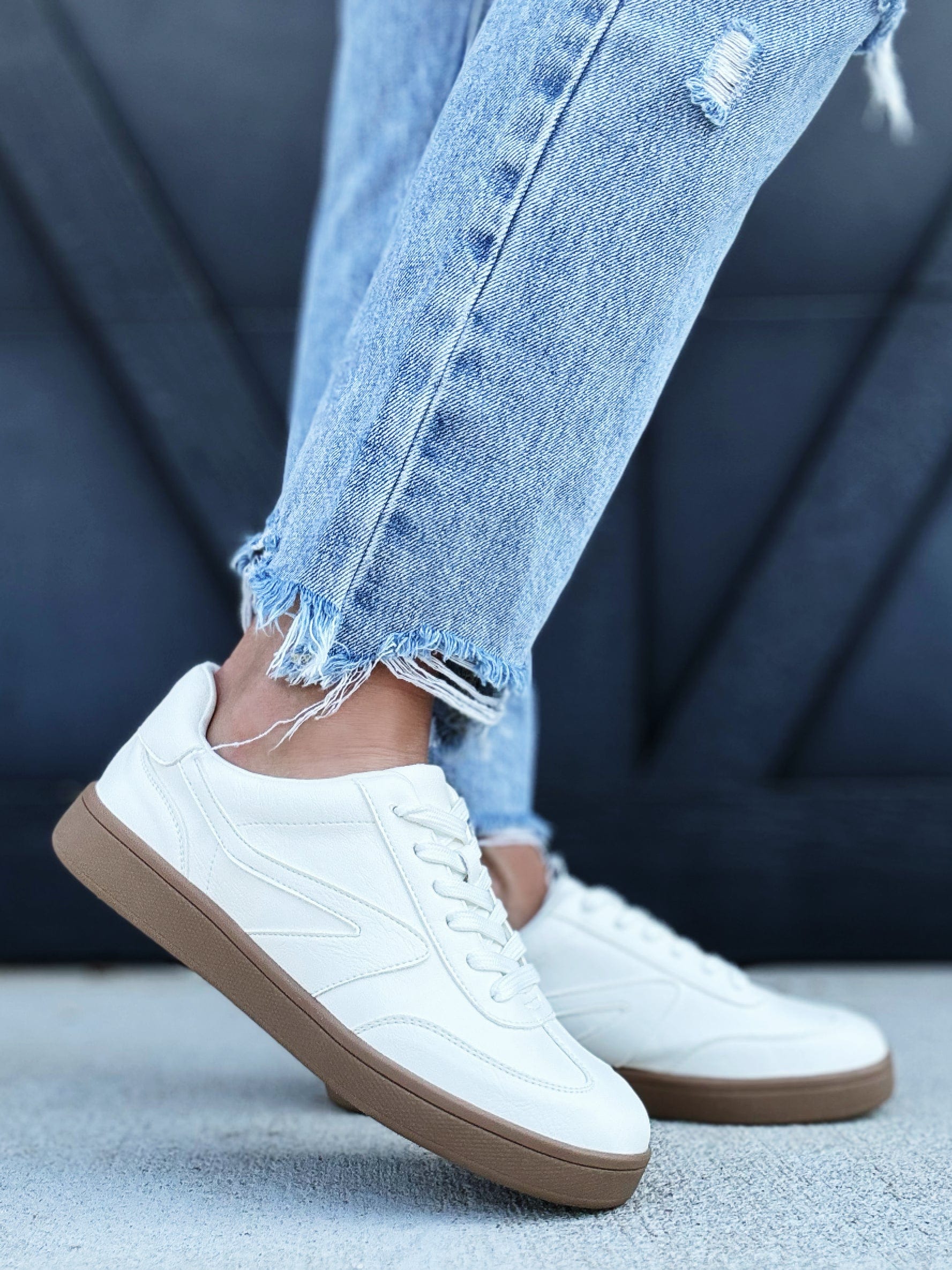 Dolce Vita Voyage Sneakers In White Smooth - Infinity Raine